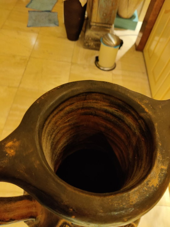 Image 1 of Amfora met handvaten en metalen houder, met romeinse versieringen en geglazuurd. 
