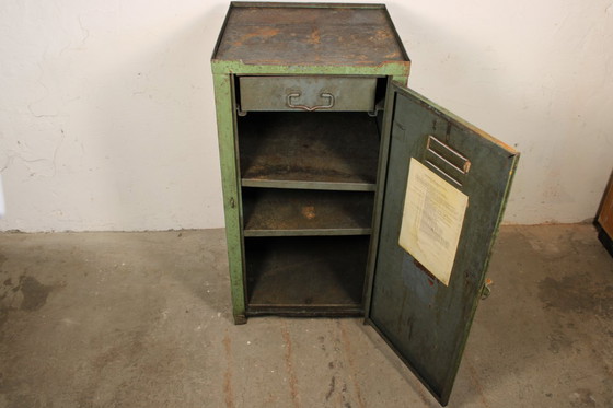 Image 1 of Armoire métallique industrielle antique • Armoire d'atelier vintage verte patinée • Style loft et usine