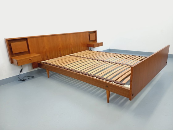 Image 1 of Lit double vintage style scandinave en teck des années 60 avec chevets lumineux intégrés et sommier