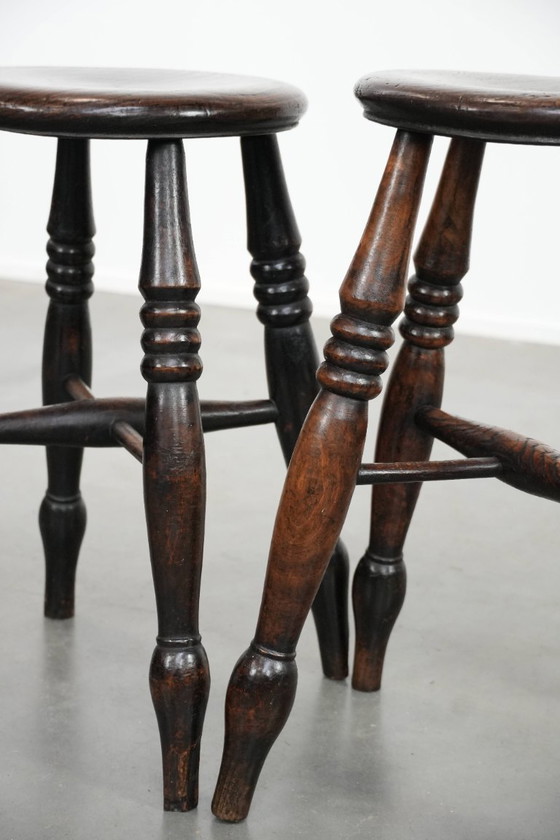 Image 1 of 2 x Antieke Engelse Windsor kruk uit de 18e eeuw