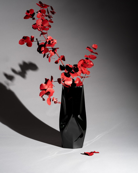 Image 1 of Vaso "Weave" di Zaha Hadid per Rosenthal
Porcellana nera lucida, Germania, XXI secolo