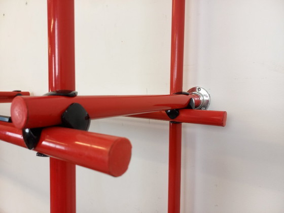 Image 1 of Vintage Italiaanse Bauhaus-boekenkast van rood metaal en rookglas uit de jaren 70.