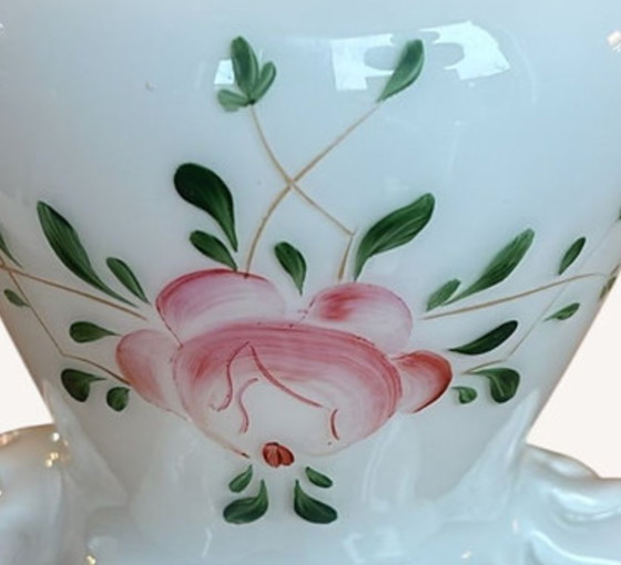 Image 1 of Abat-jour en opaline blanche orné d'une fleur peinte à la main