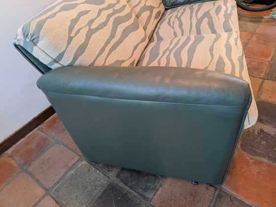 Image 1 of Sofá 2 Plazas Leolux Bora Bora + Hocker
Axel Enthoven | Tapicería de cebra posmoderna | Verde espuma de mar | California. 1990