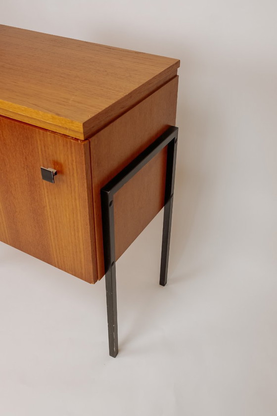 Image 1 of Mobiletto vintage in legno con gambe in acciaio nero