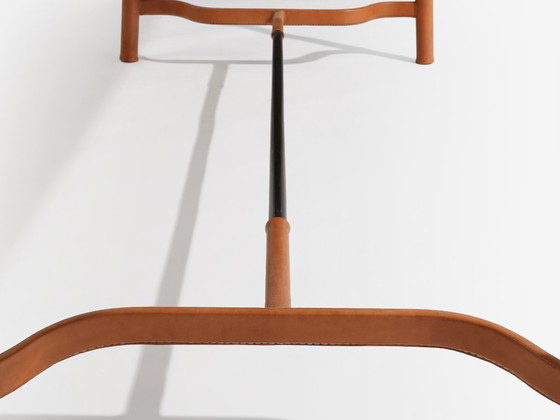 Image 1 of Mesa de comedor de Jacques Adnet, de madera de roble y cuero rojo, 1950.