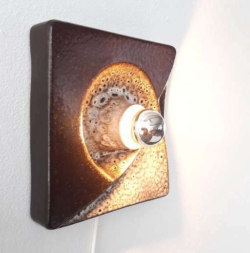 1 van 2 Keramieken aardewerken vintage wandlampen in bruintinten, west germany fat lava stijl, keramische wandlamp, space age la