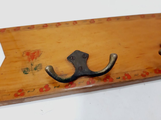 Image 1 of Vintage houten wandrek met messing haken