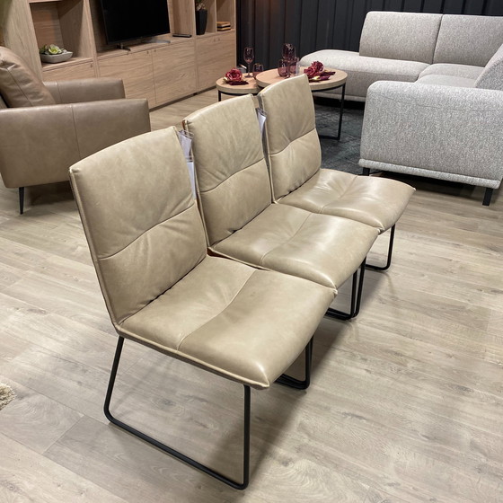 Image 1 of Table de salle à manger Nouvion Yvo Ø130 avec 3 chaises de salle à manger Koinor Essay (ensemble de 3)