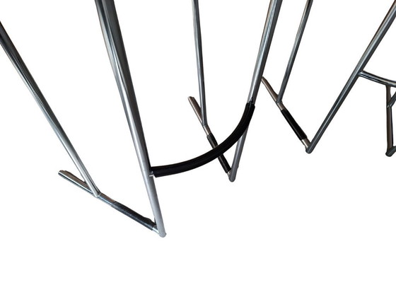 Image 1 of Een paar vintage krukjes uit de jaren 70 - minimalistisch design in chroom en leer.