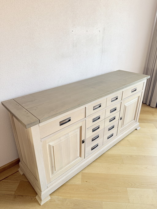 Stilvolles Sideboard