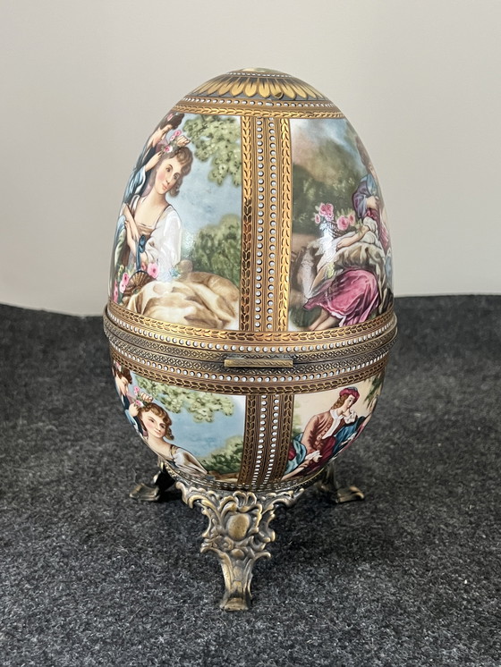 Image 1 of Großes Limoges-Ei mit Fuß und Messingbeschlägen