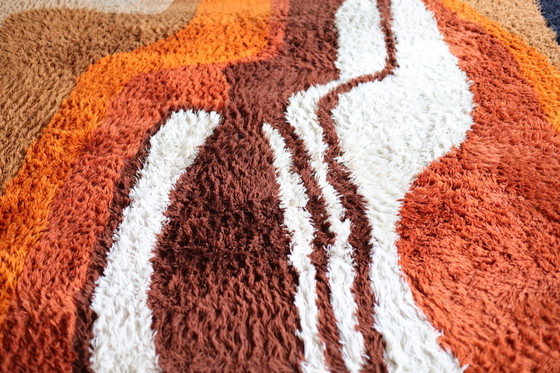 Image 1 of tapis au design futuriste