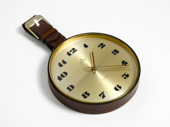 Image 1 of Orologio da parete Junghans originale degli anni '60 in ottone con cinturino in vera pelle.