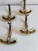 Set van 4 vintage wandhaken van verguld metaal en decoratief plastic – Italiaans design uit de jaren 1950/60