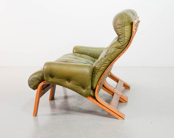 Image 1 of Comodísimo sofá lounge Rybo Rykken de dos plazas en cuero verde oliva de estilo escandinavo, de Elsa y Nordahl Solheim, años 60.