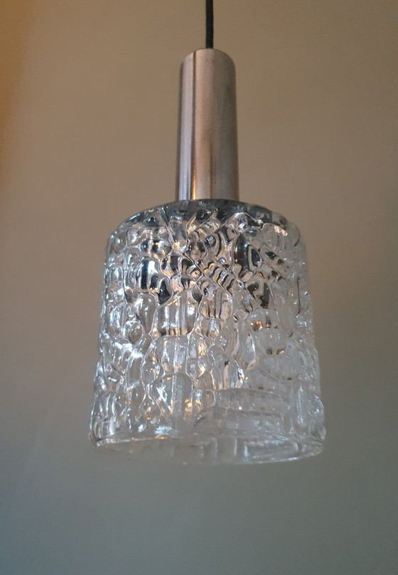 Image 1 of Suspension futuriste en verre craquelé avec luminaire chromé.