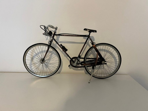 Decoración metálica vintage con forma de bicicleta: bicicleta de carreras en miniatura con mecanismo de (photo 2 of 6)