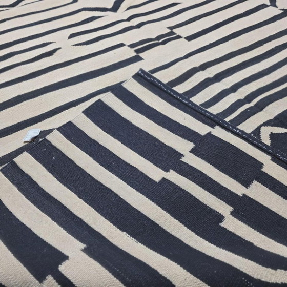 Handgeweven wollen wandtapijt van Victor Vasarely, Ondulatoires | Zwart-wit Op Art (118 × 79 inch) (photo 4 of 9)
