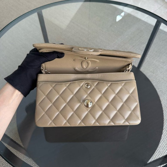 Image 1 of Borsa Chanel Classic Flap Small - Caviar 23CM trapuntata beige scuro, finiture dorate, microchip