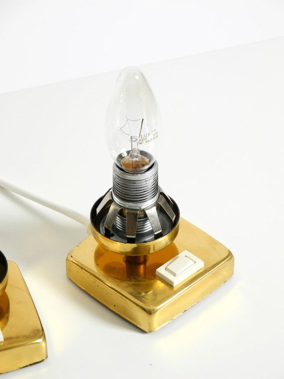 Image 1 of Zwei seltene Nachttischlampen aus Messing aus den 1960er Jahren mit goldfarbenen Blasenglasschirmen