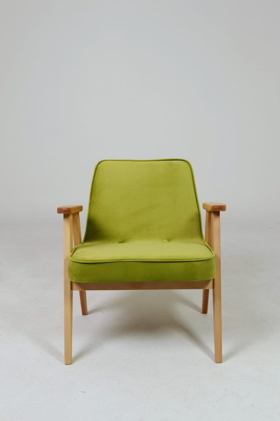 Image 1 of Sillón moderno de terciopelo verde lima diseñado por Chierowsky.