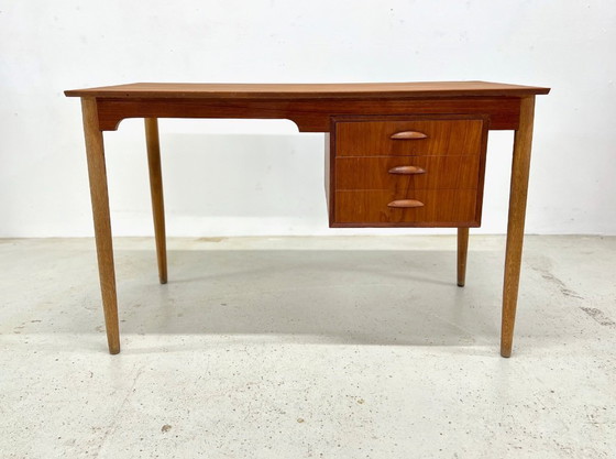Image 1 of Dänischer Petite Teak-Schreibtisch, 1950er Jahre.