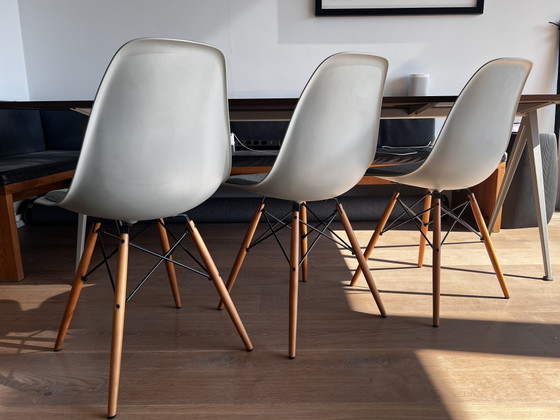 3 Vitra DSW-stoelen – Eetkamerstoelen, Metal, Plastic (photo 6 of 15)