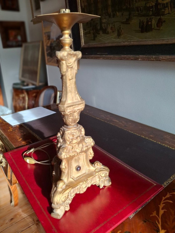 Image 1 of Pied de lampe ancien pique-cierge en métal doré repoussé avec cabochons en verre, XIXème siècle, monté à l'électricité