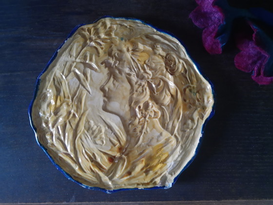 Image 1 of Dekorativer Keramikteller im Majolika-Stil des Jugendstils mit 3D-Relief