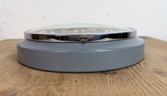 Image 1 of Vintage grijze Indiase mechanische wandklok van HES, jaren 1960.