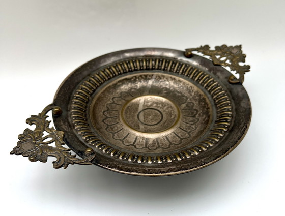 Image 1 of Ciotola con piede placcata in argento e manici rocaille – stile storicista