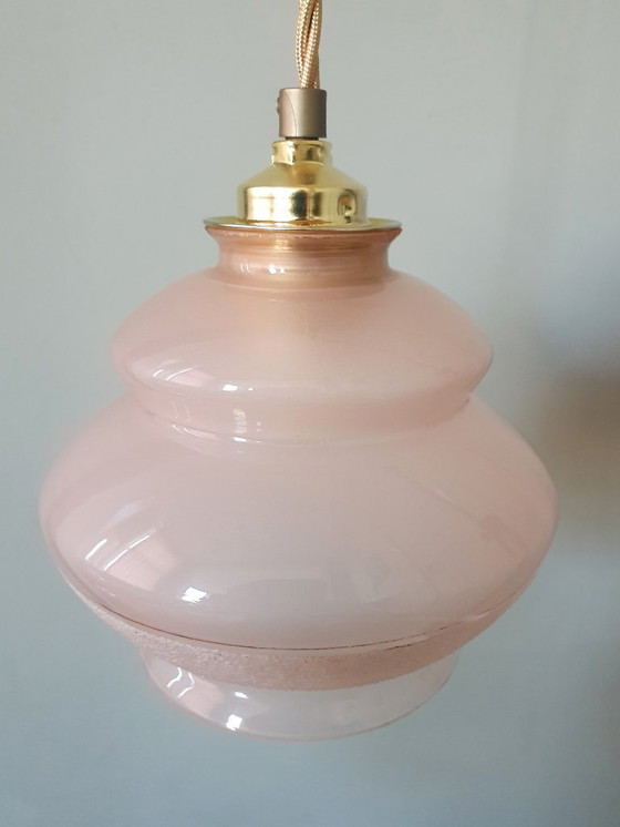 Image 1 of Lampada a sospensione vintage rosa - vetro opalino con bordo decorativo satinato