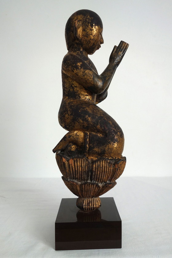 Image 1 of Estatua de madera dorada de un adorador en oración, Birmania, siglo XX