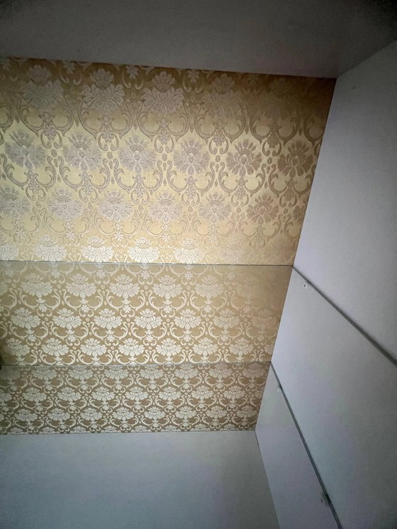 Image 1 of Vetrina vintage in stile Impero francese. Vetrina Art Déco con elementi in ottone su legno di mogano e tessuto broccato