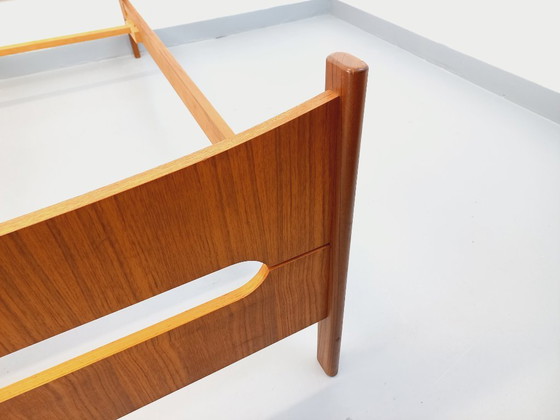 Image 1 of Lit simple vintage style scandinave en teck des années 60