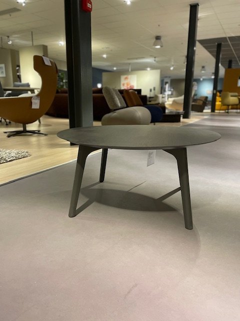 Leolux Rolan coffee table