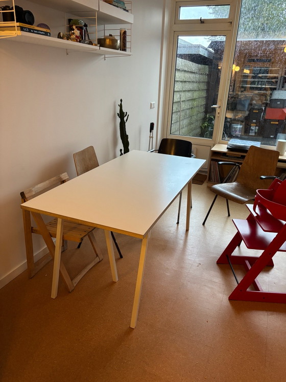 Hay Loop Tisch weiß – Esstische, Metall, Holz (photo 2 of 5)