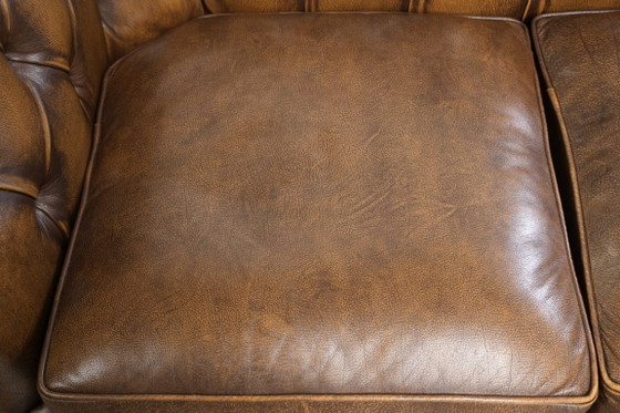 Image 1 of Tijdloze en mooie Engelse rundleren chesterfield 2 zits bank in een luxe kleur