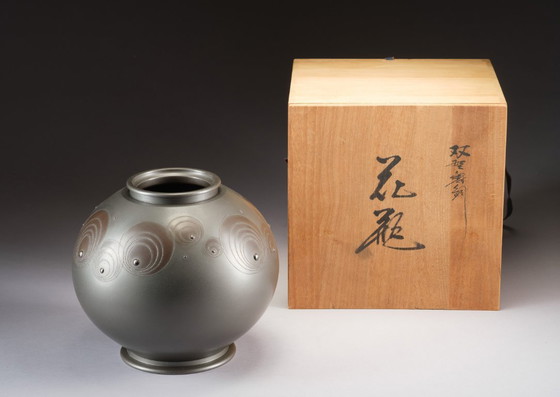 Image 1 of Art-Deco-style silver-patinated bronze vase by Arisu Mitsuo