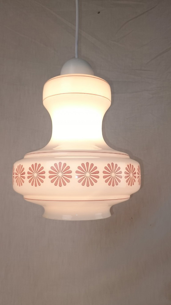 Image 1 of Lampada a sospensione vintage di metà secolo Lunel in vetro bianco crema con fiore rosa