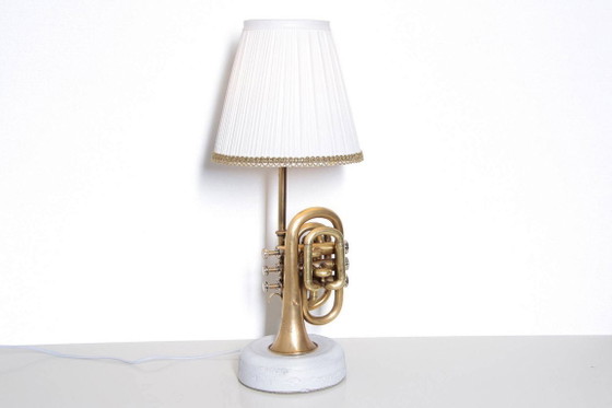 Lampada a tromba tascabile fatta a mano con base in cemento – Lampade da tavolo, Textile (photo 2 of 14)