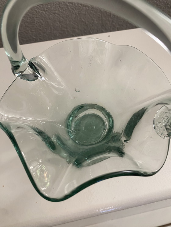 Image 1 of Magnifique panier antique en verre fait à la main