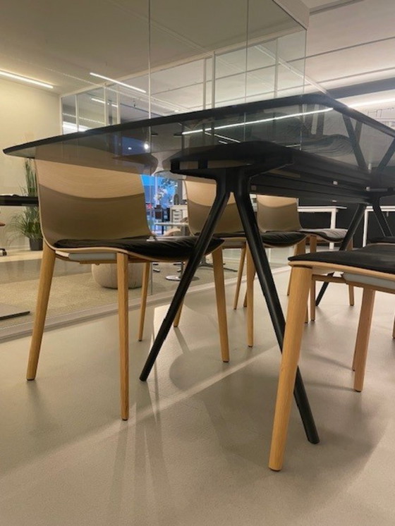 Image 1 of Mesa de cristal con 6 sillas - Marca Arper