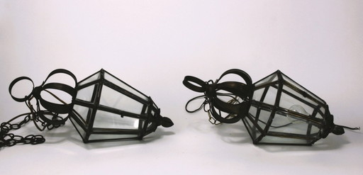 Paar kleiner Hängelaternen aus Messing mit mattiertem Glas – polygonale Kuppelform, italienischer oder (photo 2 of 6)