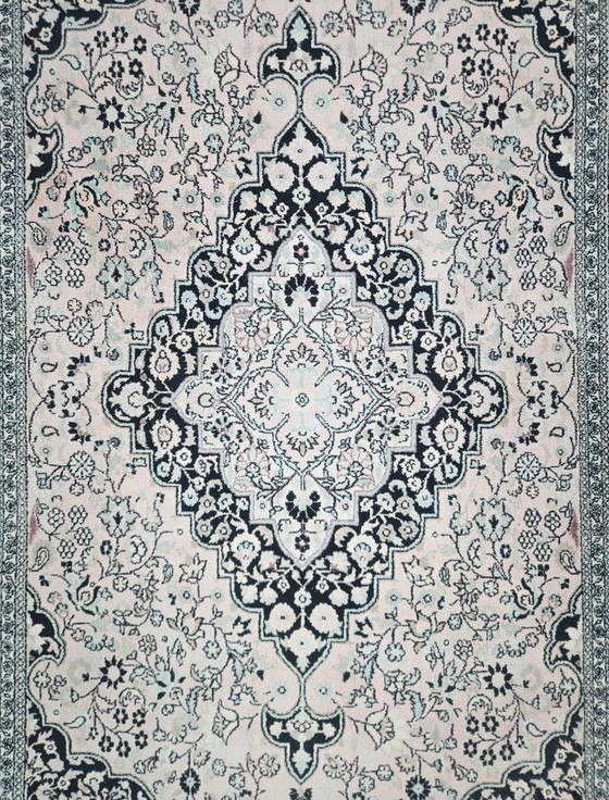 Image 1 of Handgeknüpfter orientalischer Seidenteppich aus Kaschmir, rosa Medaillonmuster, 177 x 280 cm