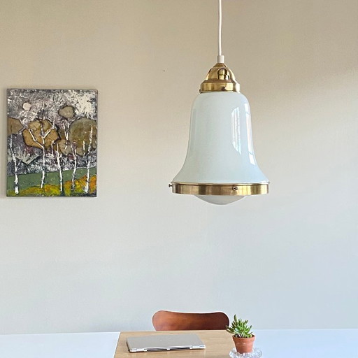 Lampada a sospensione in vetro opalino bianco e ottone