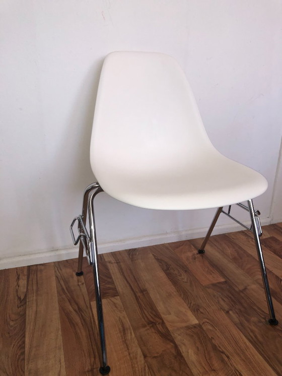 Image 1 of 4x Original Vitra Eames Plastic Side Chair DSS – White – Beautiful Patina