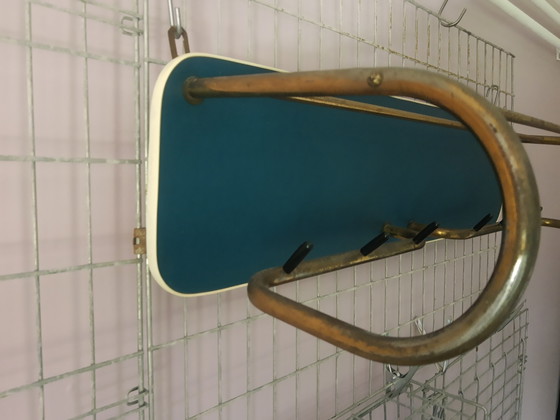Image 1 of Porte-manteau mural original bleu pétrole des années 50, cadre tubulaire doré
