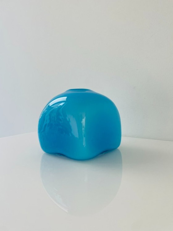 Image 1 of Vase en verre soufflé à la bouche, de forme cubique bleue